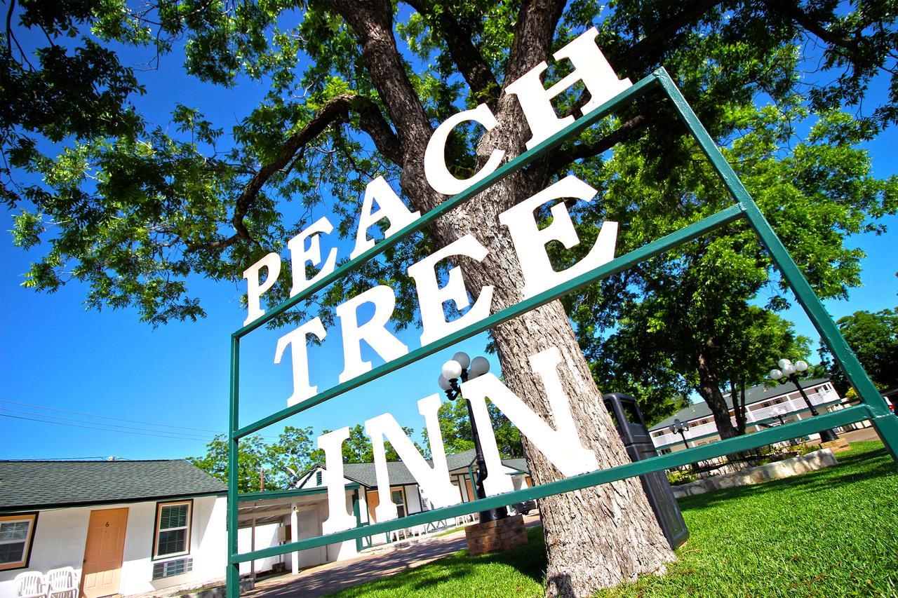 Peach Tree Inn&Suites Fredericksburg Exterior foto